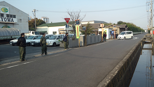 春の交通安全県民運動にちなんだ啓蒙活動の一環として,朝の通勤通学で行き交う人や車両へ注意喚起を呼びかけました。