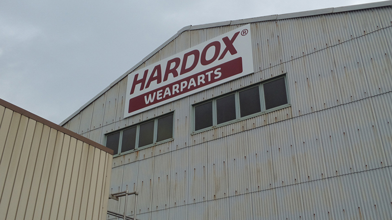 本社工場にHARDOX WEARPARTSの新しい看板を掲げました。