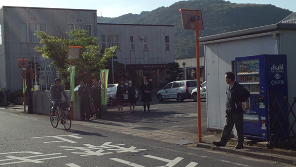 春の交通安全県民運動にちなんだ啓蒙活動の一環として,朝の通勤通学で行き交う人や車両へ注意喚起を呼び掛けました。