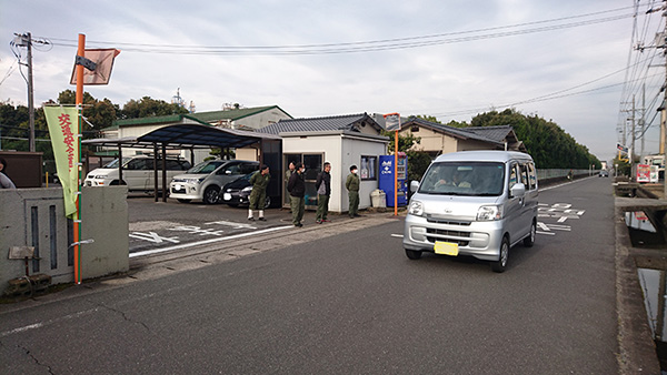 春の交通安全県民運動にちなんだ啓蒙活動の一環として,朝の通勤通学で行き交う人や車両へ注意喚起を呼び掛けました。
