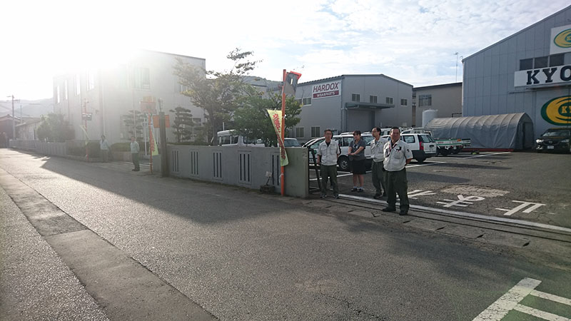 秋の交通安全県民運動にちなんだ交通安全啓蒙活動の一環として,弊社正門前において,朝の通勤通学で行き交う通行車両への注意喚起,自転車や歩行者への挨拶/声掛け運動を実施しました。