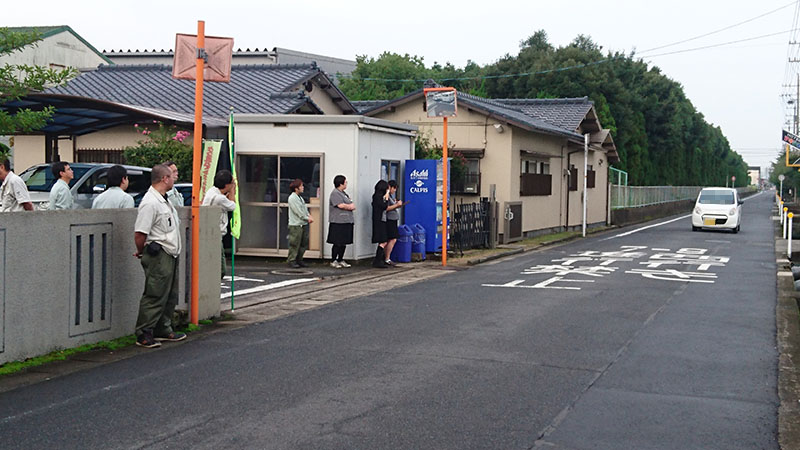 秋の交通安全県民運動にちなんだ交通安全啓蒙活動の一環として,弊社正門前において,朝の通勤通学で行き交う通行車両への注意喚起,自転車や歩行者への挨拶/声掛け運動を実施しました。
